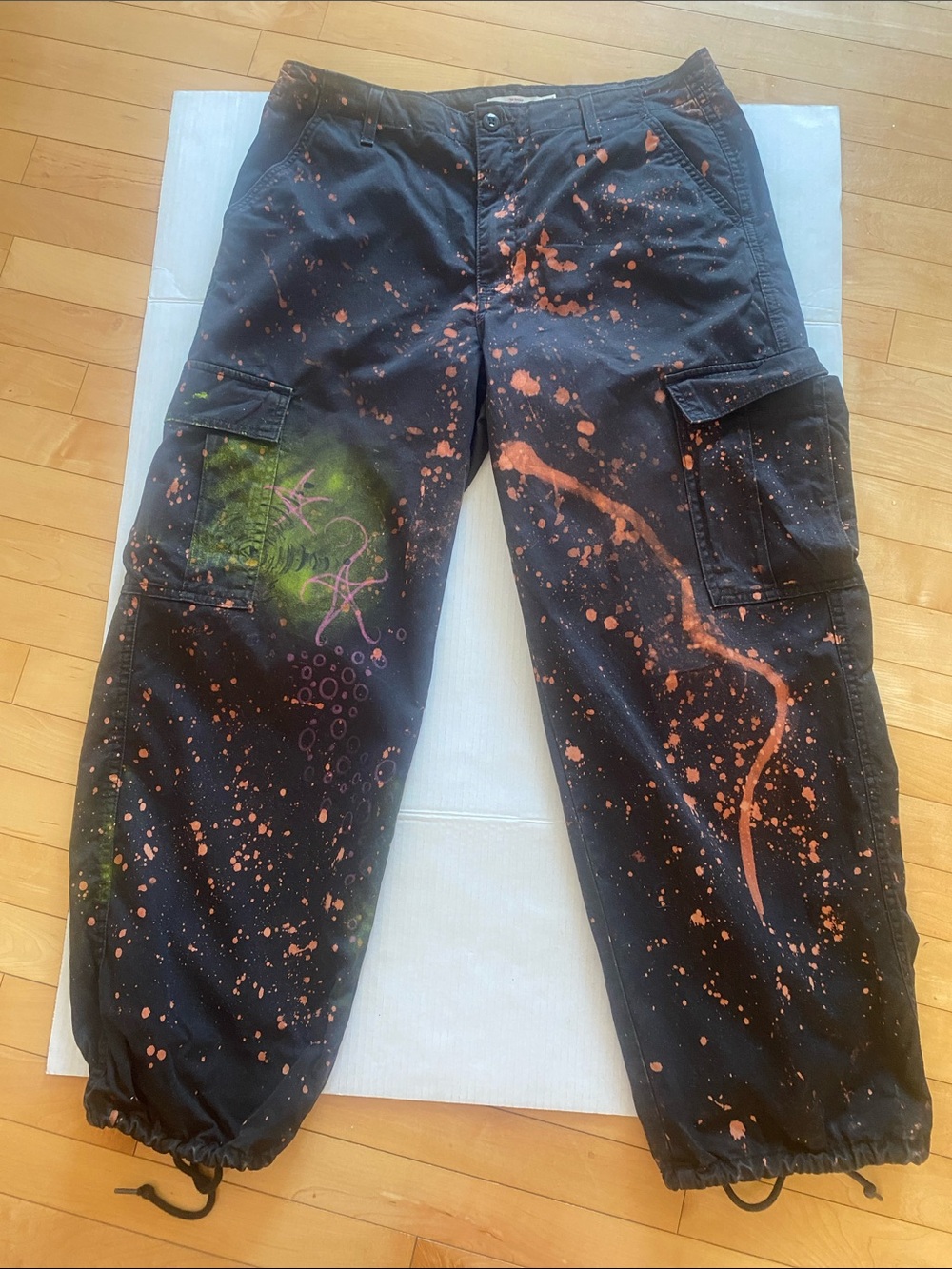 Levi’s black label Cargo Pants in Black w Orange & green Paint-Splatter Size 32